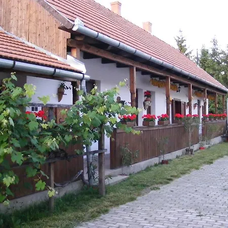 Nyugodt Hajlek Vendeghaz Penzion *